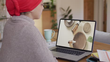 Mujer-Birracial-Usando-Laptop,-Compras-En-Línea-De-Productos-De-Aromaterapia,-Cámara-Lenta