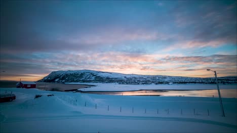 Vista-Panorámica-De-Una-Colina-Y-Un-Río-Congelado-Al-Amanecer-En-Laponia-Finlandia---Lapso-De-Tiempo