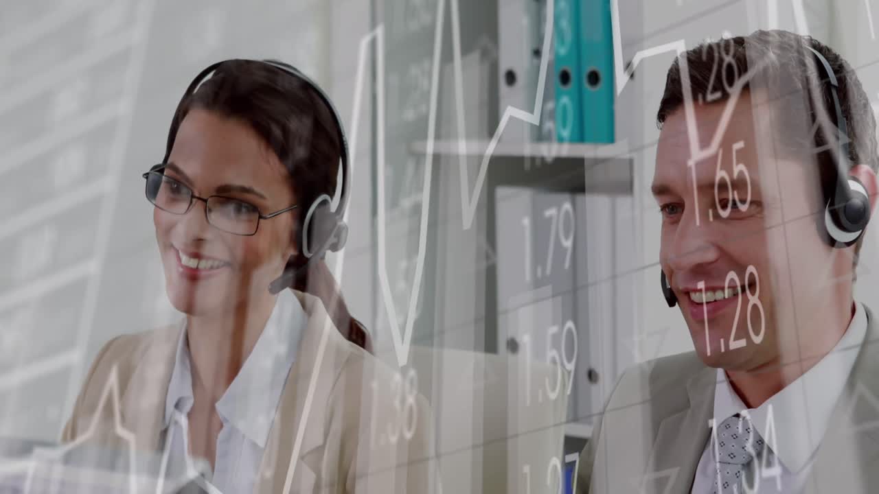 animación del procesamiento de datos sobre los empresarios caucásicos en la oficina