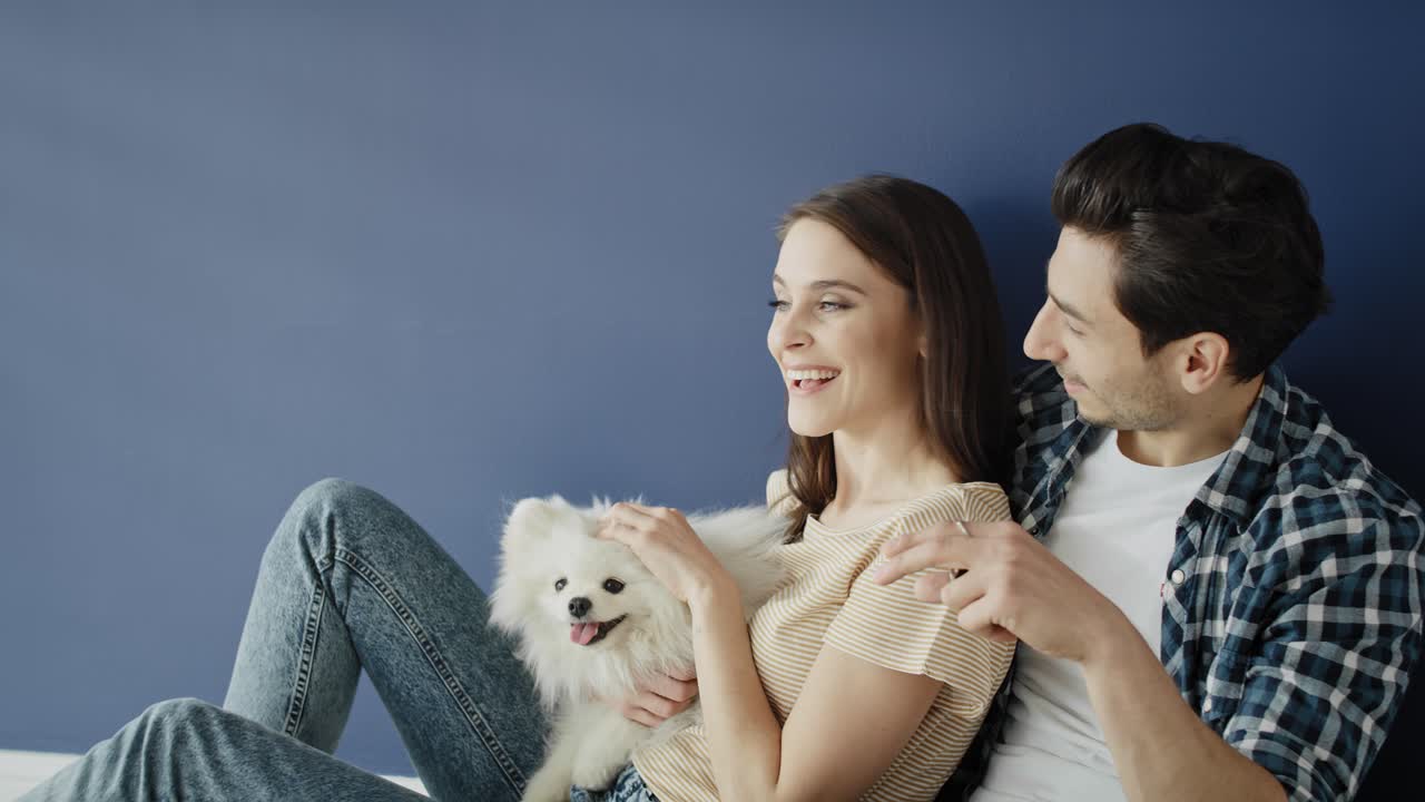 새 집에서 개를 가진 커플의 오른쪽 비디오를 추적하고 있습니다.