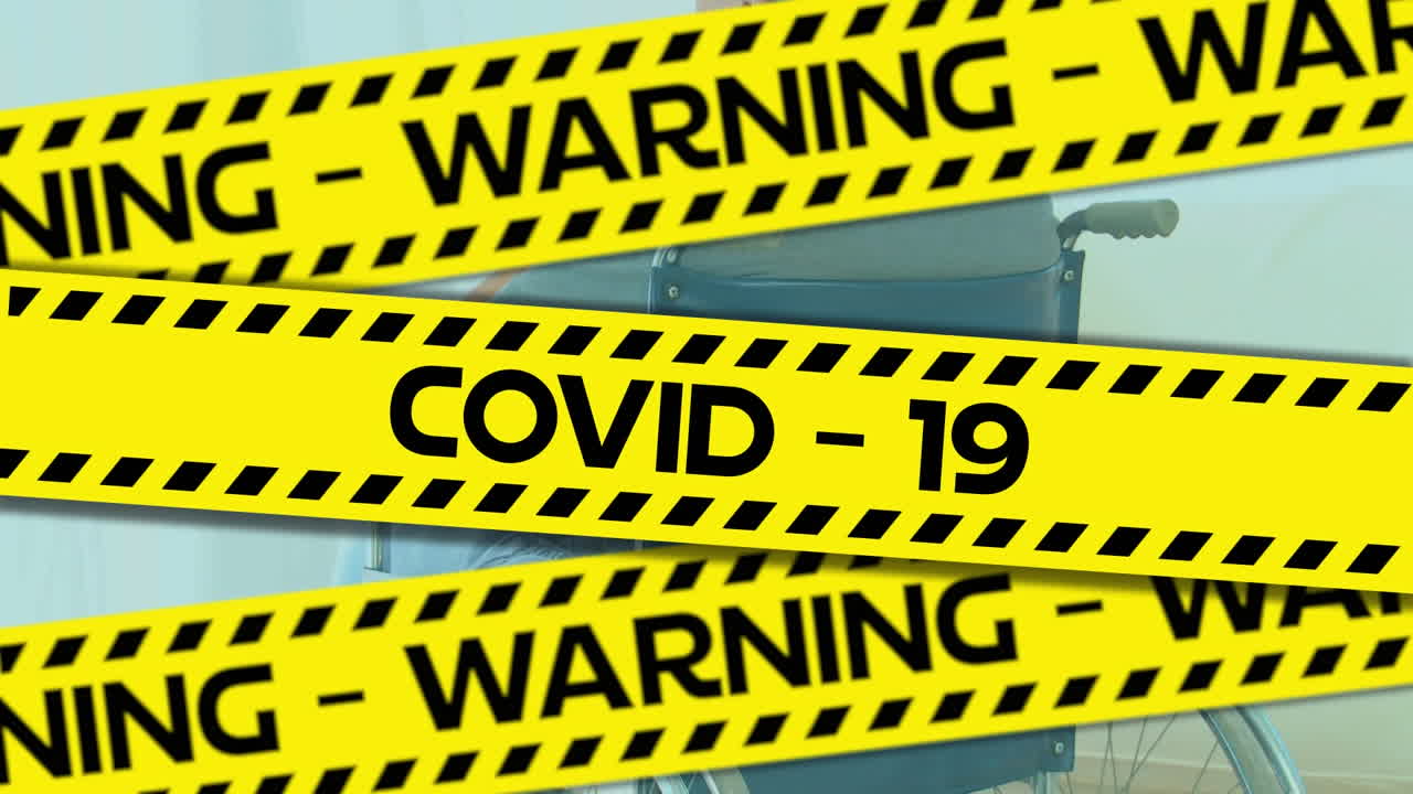 Le parole Avviso e Virus scritte su nastro giallo sopra un uomo anziano. Diffusione del Covid-19.