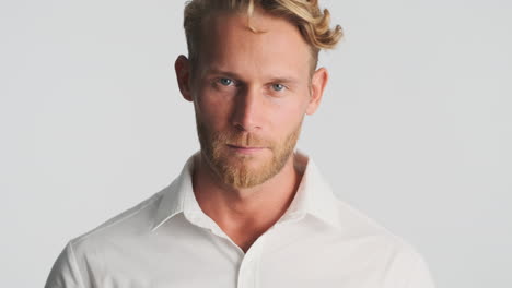 Hombre-Guapo-Posando-Con-Camisa-Blanca