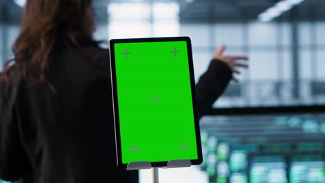 primer plano del dispositivo de pantalla aislado frente a los ingenieros de la granja de servidores