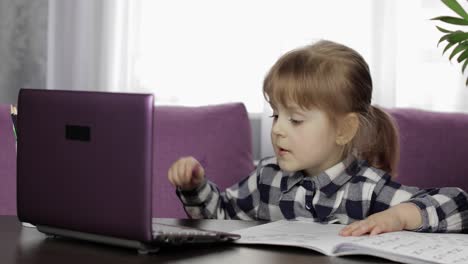 Mädchen-Macht-Online-Hausaufgaben-Mit-Einem-Digitalen-Laptop.-Fernstudium