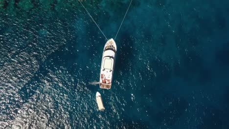 90* toma aérea de un drone de un yate cerca del coral de arrecife