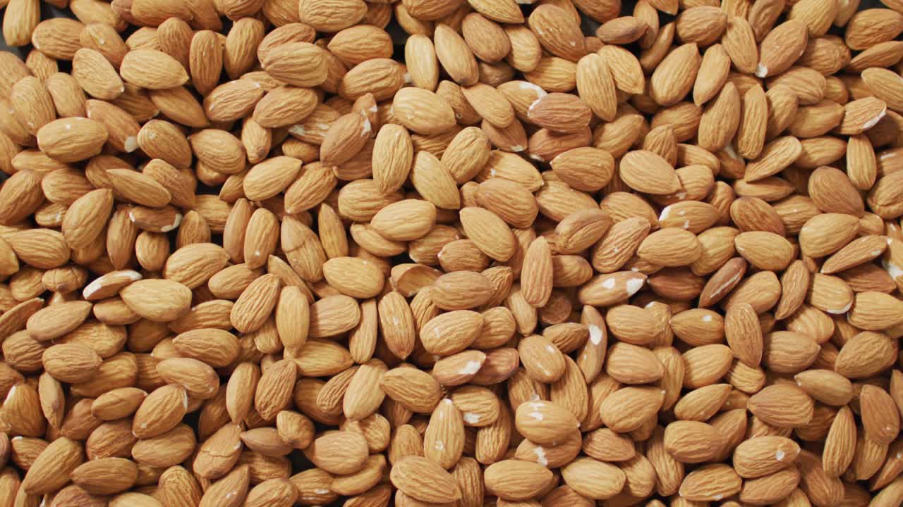 video de almendras en un fondo de madera