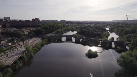 vista panorámica del puente romano, que cruza el río tajo en talavera