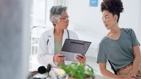 Elderly-doctor,-tablet-and-consulting-with-patient