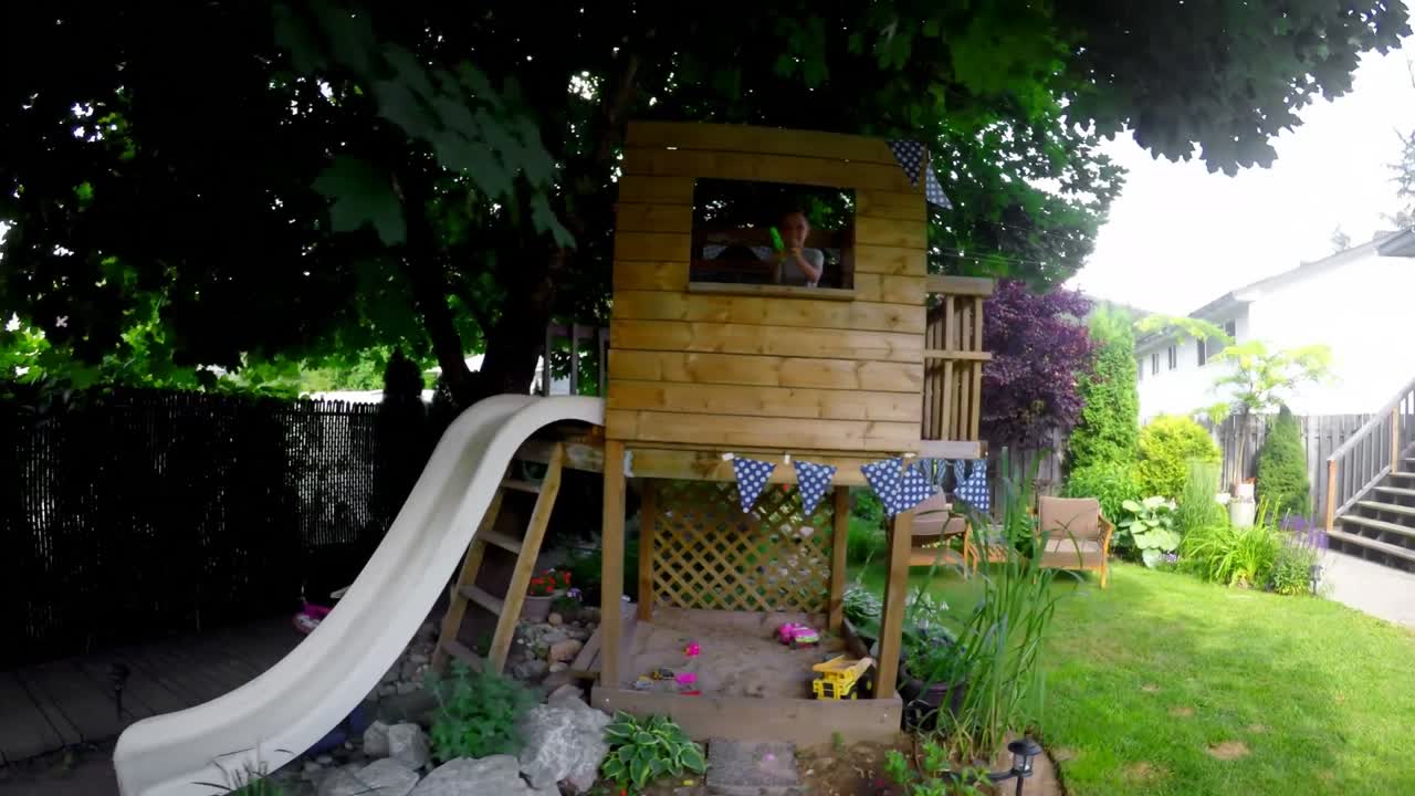 장난감 총을 가지고 노는 소년 4k