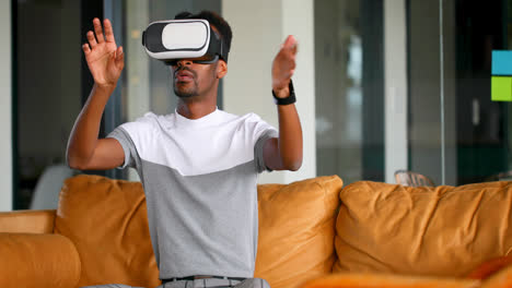 ejecutivo masculino usando auriculares de realidad virtual en el sofá 4k
