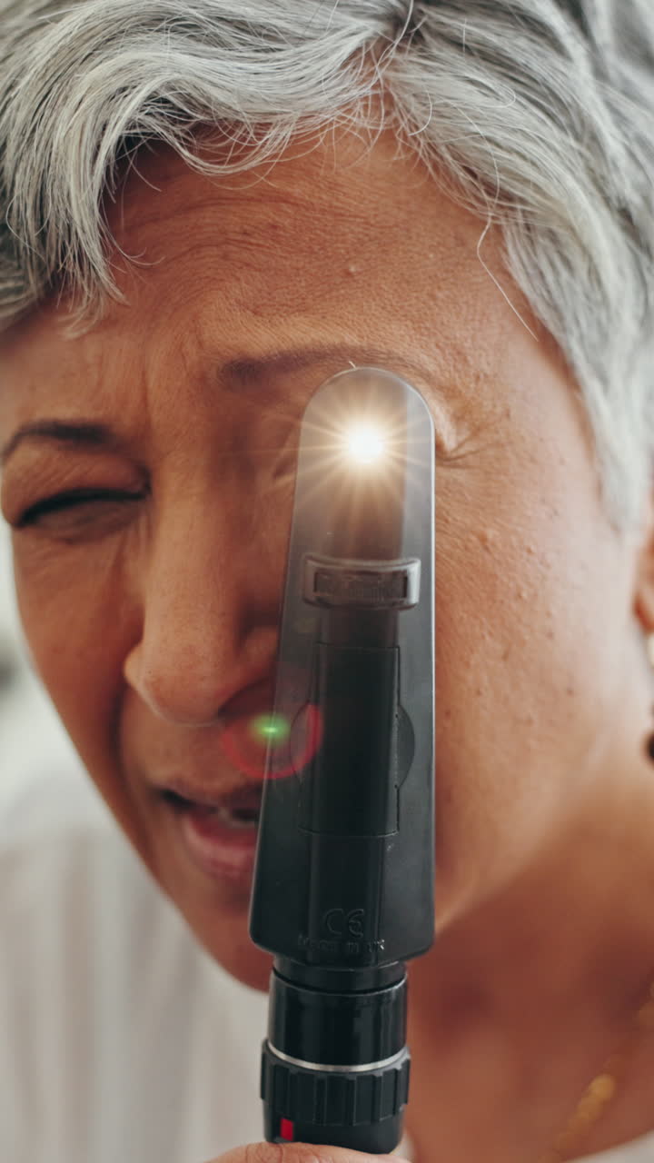 Anziana signora che si sottopone a un esame della vista