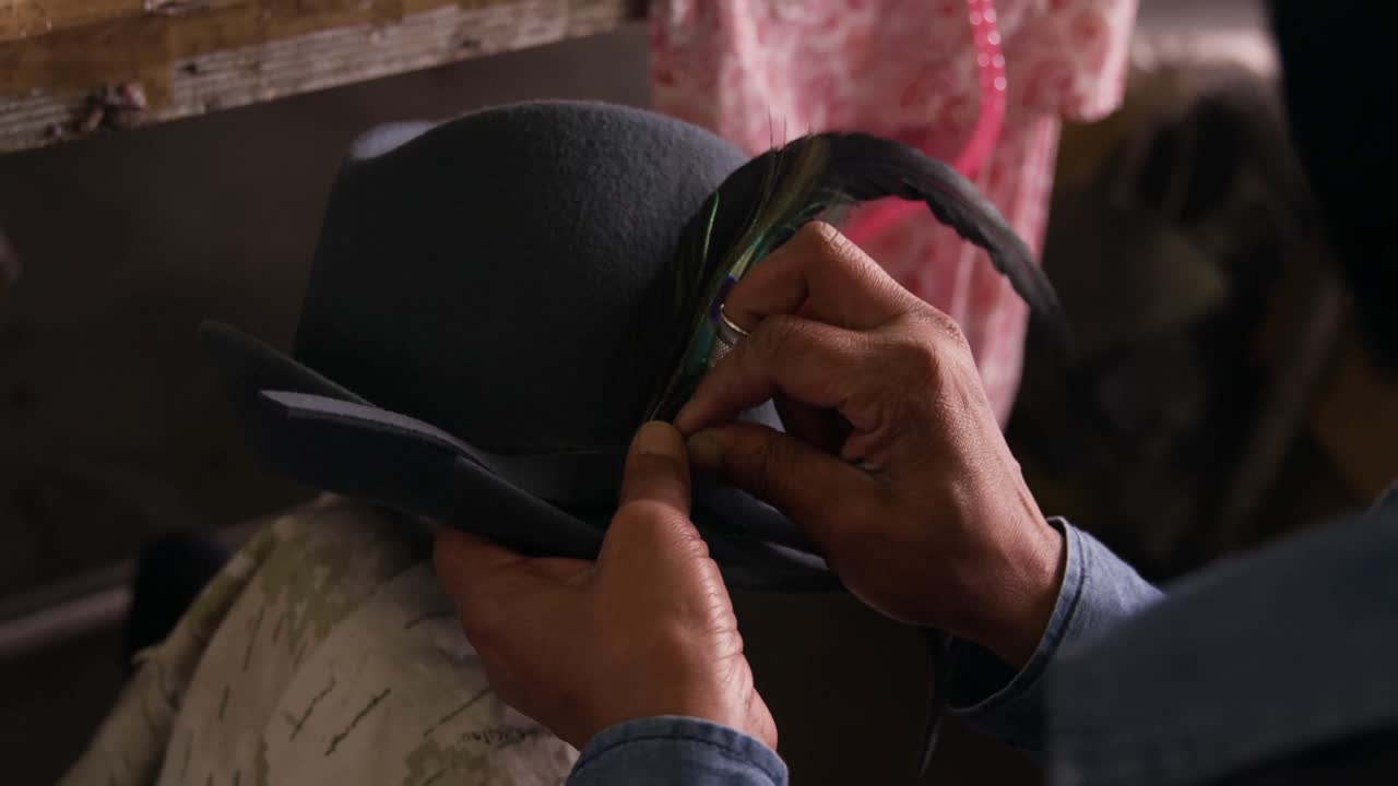 모자 공장에서 일하는 혼성 인종 여성