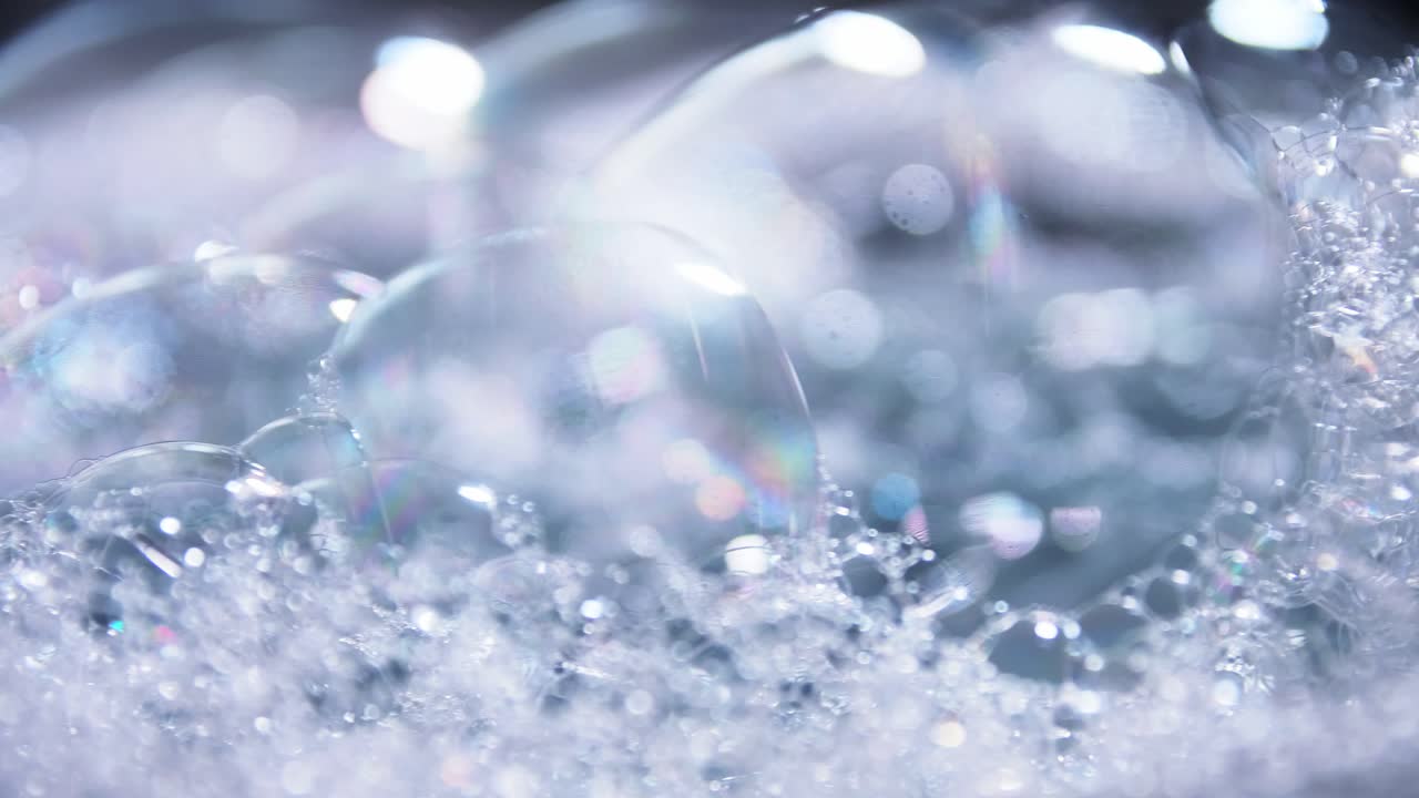 무지개 반사가 있는 사실적인 투명한 비누 거품