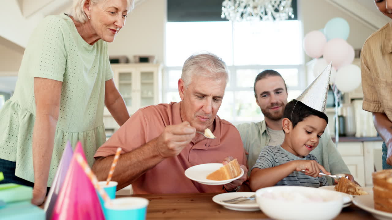 생일 케이크를 먹고, 축하하고