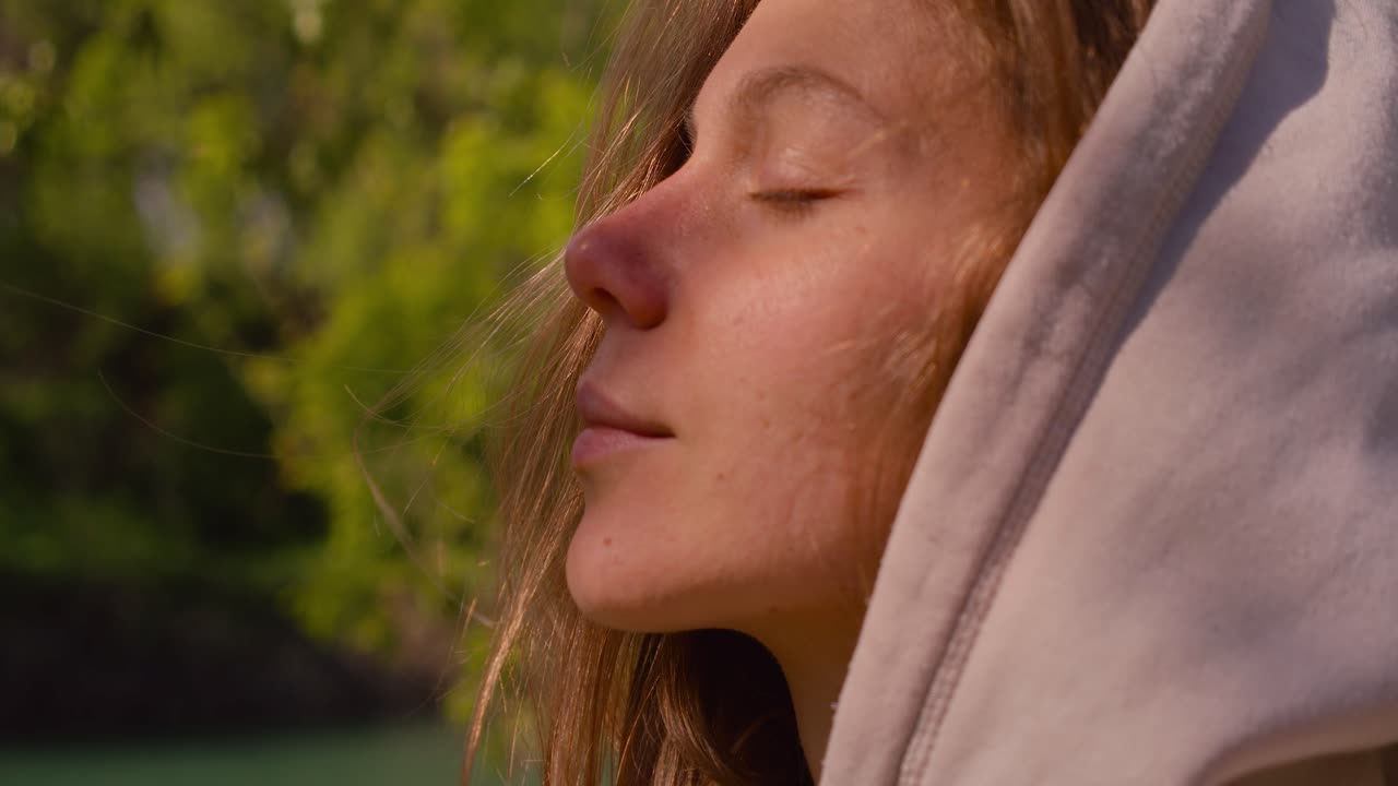 perfil lateral de una mujer en el capó disfrutando del ambiente tranquilo y pacífico de la naturaleza