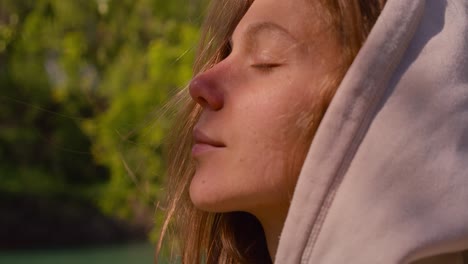 perfil lateral de una mujer en el capó disfrutando del ambiente tranquilo y pacífico de la naturaleza