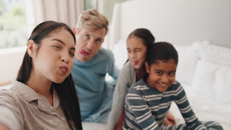 cara graciosa, selfie y familia en el dormitorio de la casa