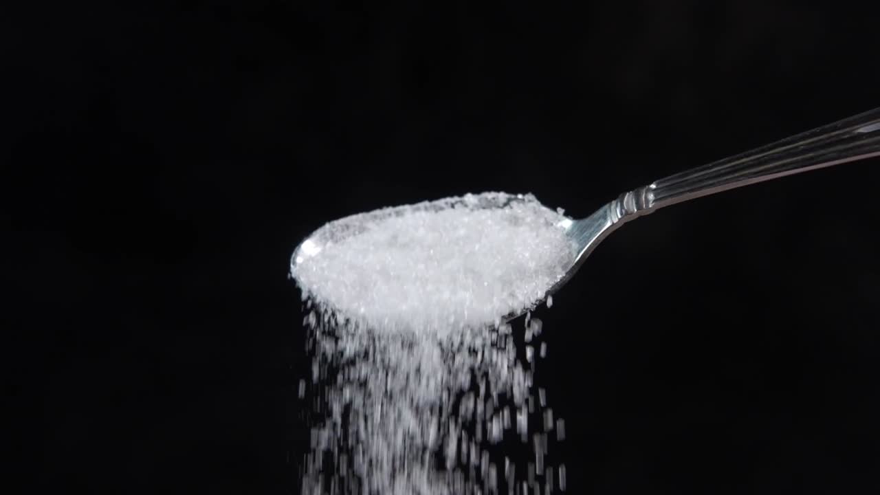 azúcar derramado de una cuchara