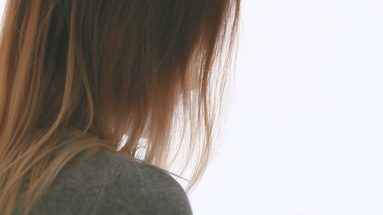 그녀의 태블릿 pc를 사용하여 겨울 옷에 매력적인 금발