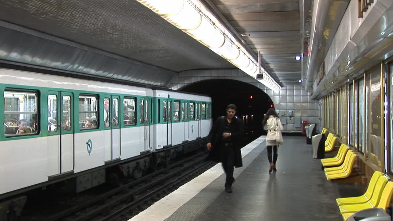 지하철에 있는 두 사람