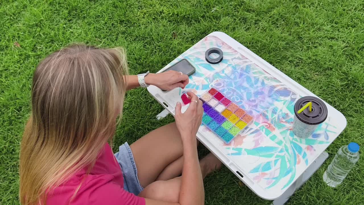 야외에서 구슬을 는 여자