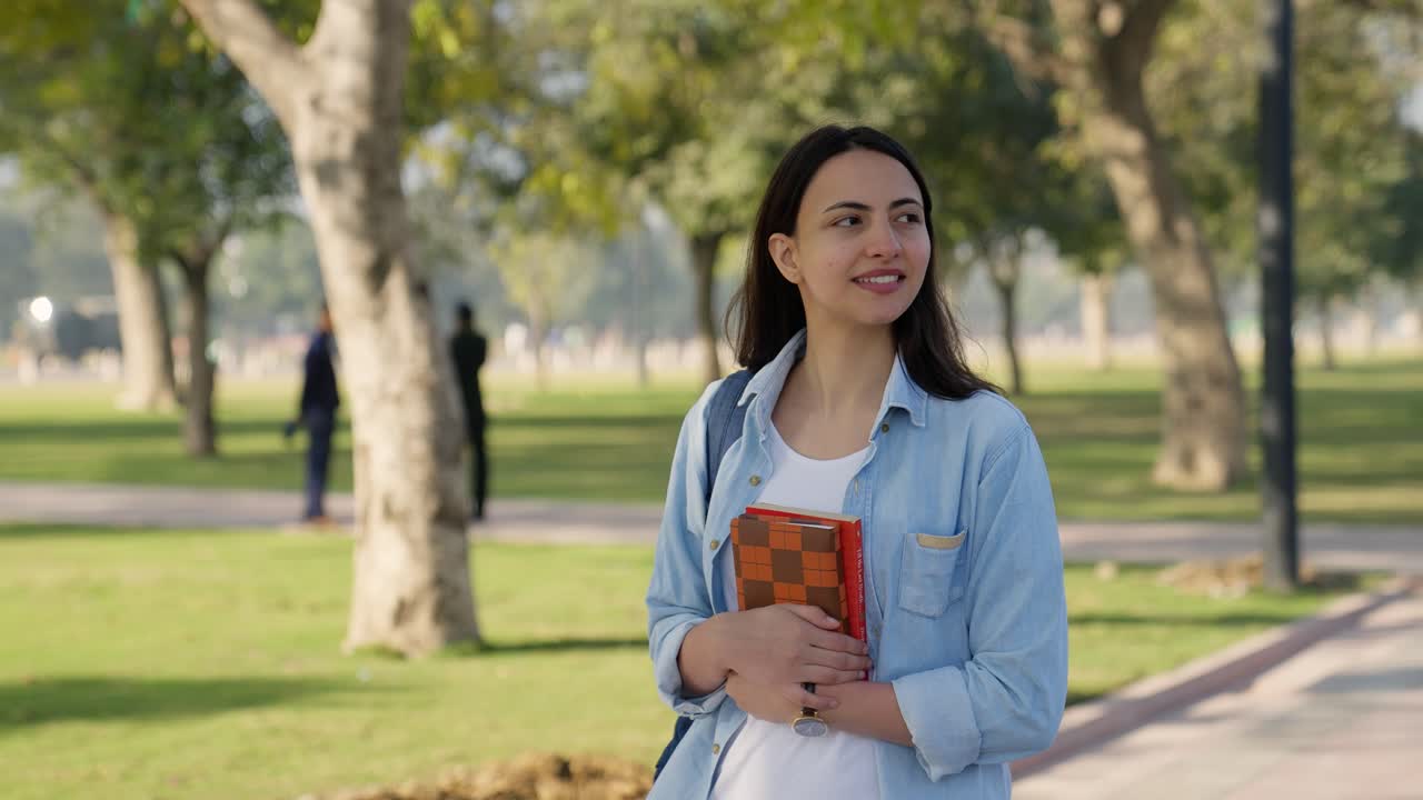 estudiante universitario indio vagando en el campus
