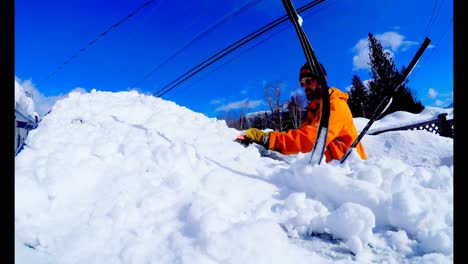 Hombre-Quitando-La-Nieve-Del-Auto-4k