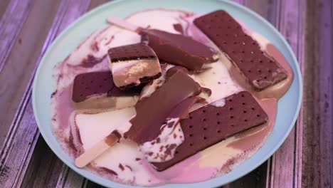 barras de helado derretidas en un plato