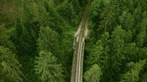 Toma-Aérea-De-Las-Vías-Del-Tren-Cruzando-El-Puente-Del-Valle-De-Ziemes