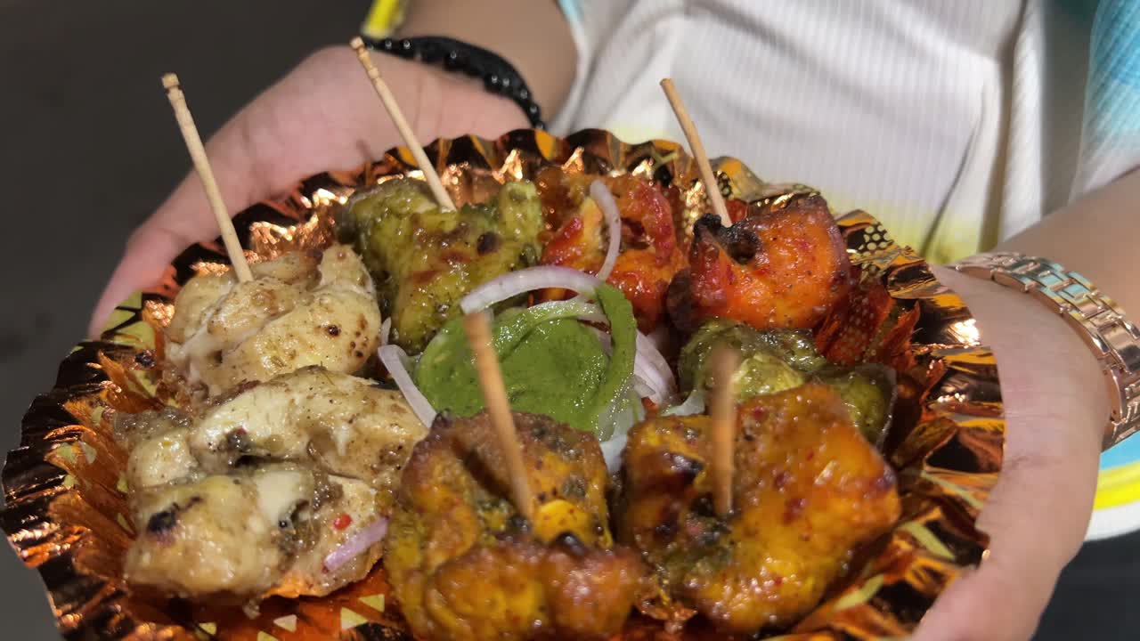 fotografía de cerca de una variedad de kebabs de pollo servidos en un plato en la india