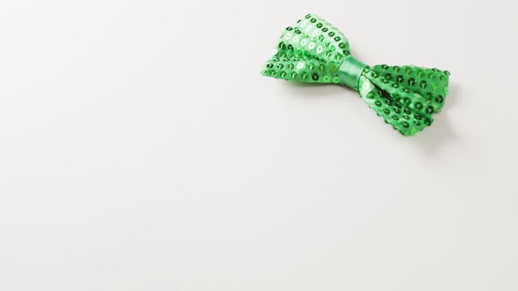 Video di papillon verde di San Patrizio con spazio per il testo su sfondo bianco