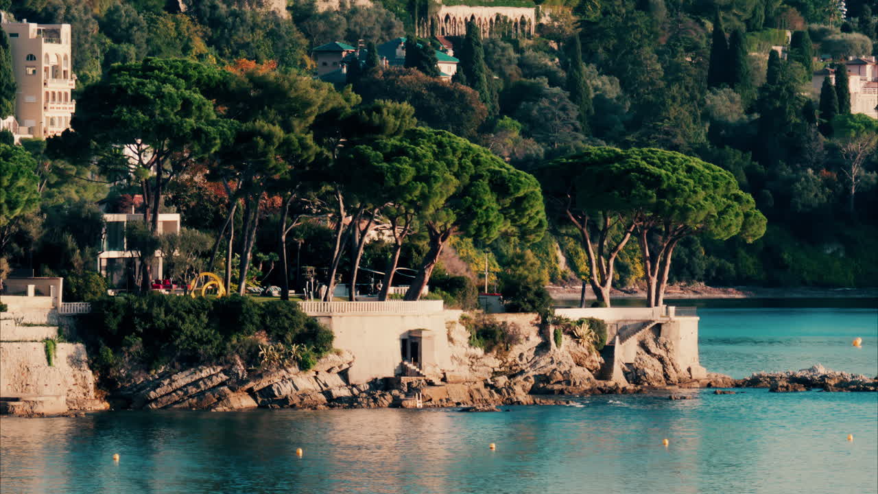 La costa di Villefranche-sur-Mer sulla Riviera francese alla luce del giorno