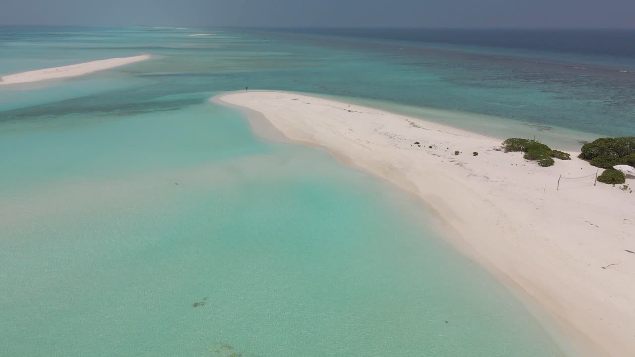 Gundukan pasir putih yang sangat indah dikelilingi oleh air biru kehijauan yang luar biasa indahnya