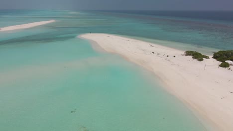 Sehr-Schöne-Landzungen-Mit-Weißem-Sand,-Umgeben-Von-Unglaublich-Schönem-Türkisfarbenem-Wasser