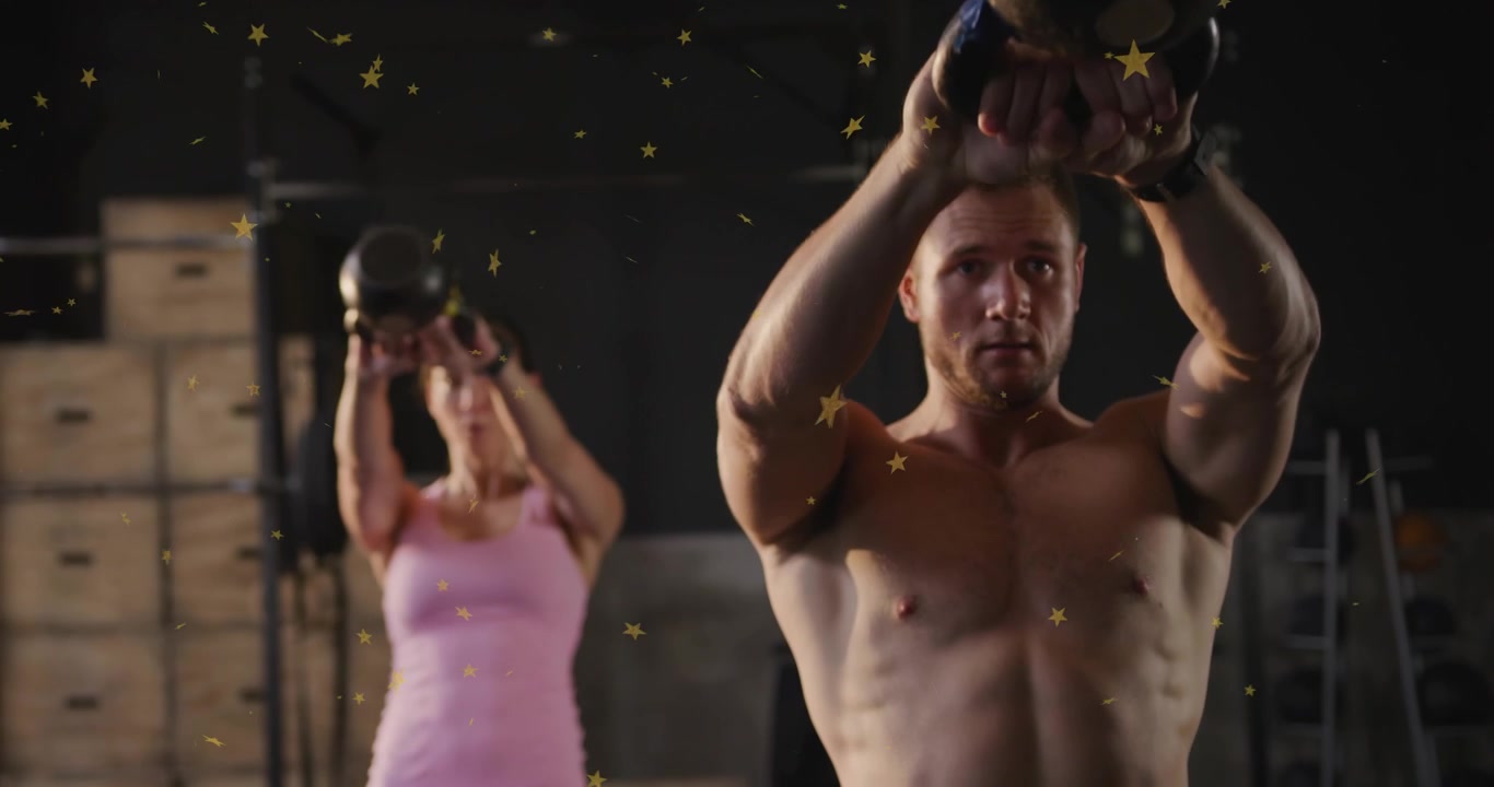 Uomo che muove i fianchi e fa oscillare un kettlebell, mentre una donna lo imita, con coriandoli a stella in sovrimpressione sull'allenamento.