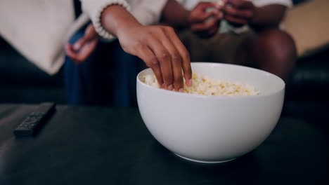 noche de cine en familia con palomitas de maíz