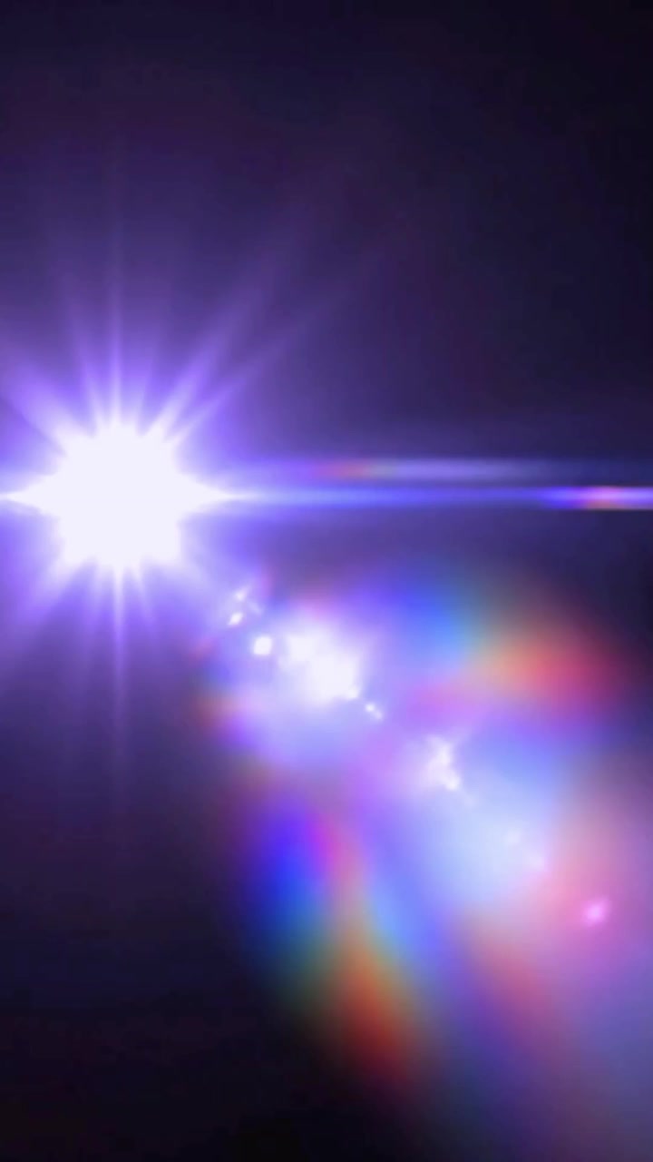 Riflesso Lente Viola Astratto in Movimento su Sfondo Scuro
