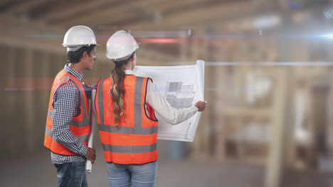 dos trabajadores caucásicos con un chaleco alto naranja y sombrero comprobando su plan y señalando dedos