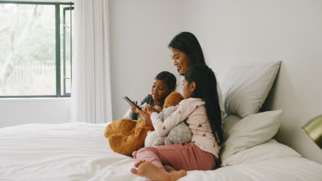 Parent-bonding-with-two-happy-kids-while-browsing