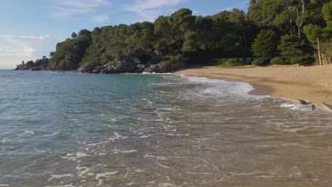 Mediterraner-Strand-Paradisiaca-Türkisblaues-Wasser-Menschenleer-Luftaufnahme-Drohne-Spanien-Katalonien-Costa-Brava-Blanes-Lloret-De-Mar-Mallorca-Balearen