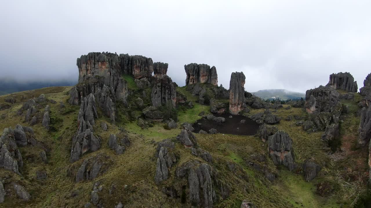 tallas en la formación rocosa de los frailones dentro del cumbemayo en perú