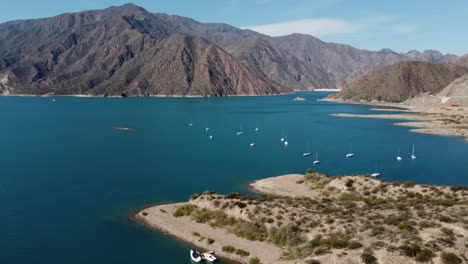 Veleros-Amarrados-En-El-Embalse-De-Montaña-Cerca-De-La-Presa-Hidroeléctrica-De-Potrerillos,-Arg