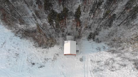 cabaña nevada en el bosque