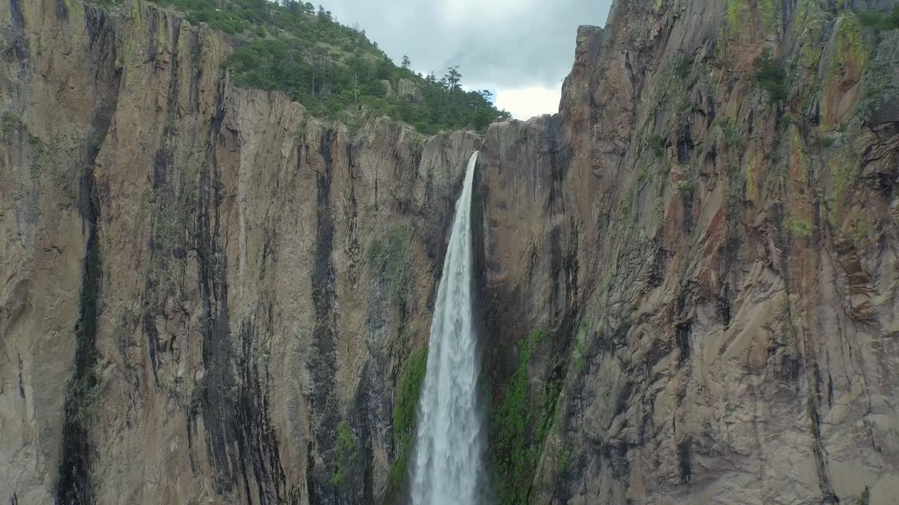 toma aérea de la cascada basaseachi en el cañón candamena, chihuahua