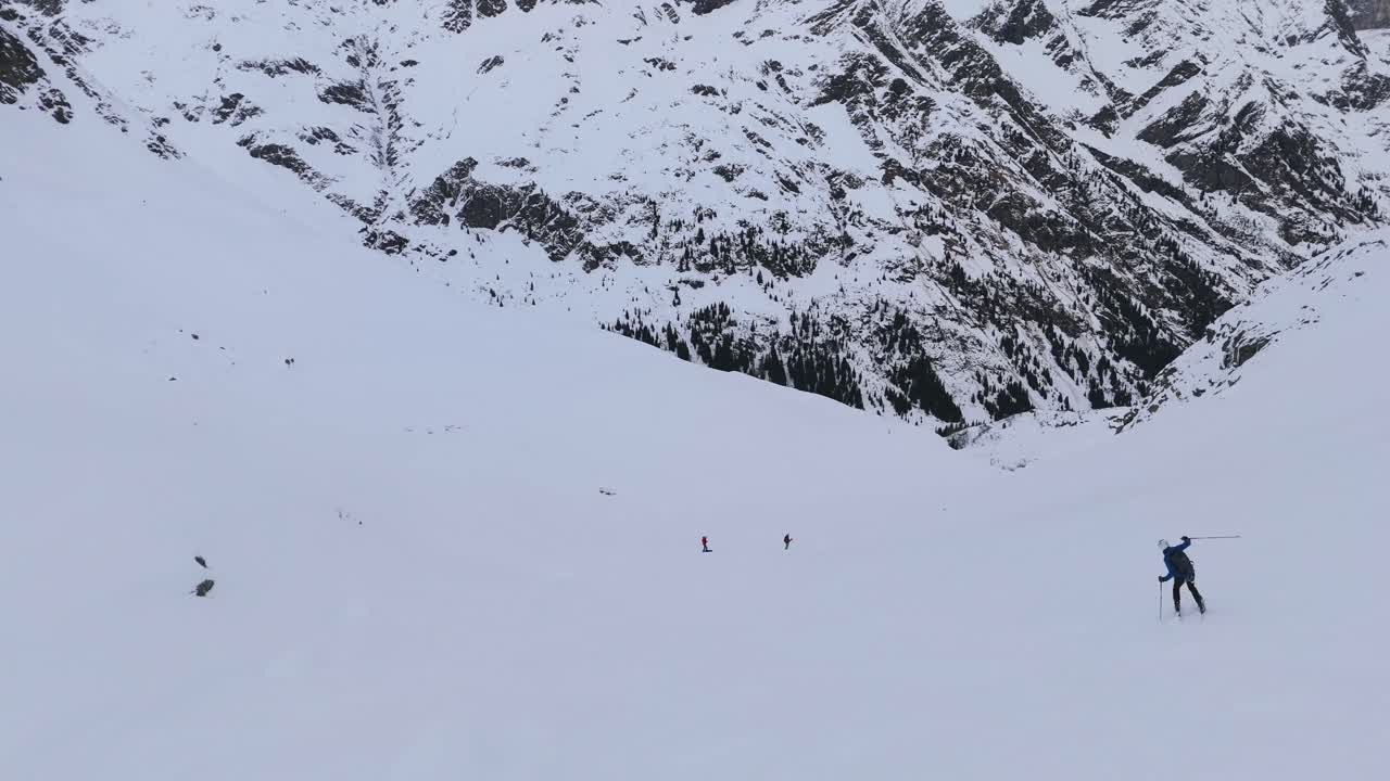 personas esquiando en la cima de impresionantes montañas cubiertas de nieve
