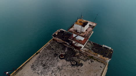 estructura abandonada en un muelle