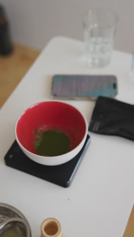la preparación del té verde matcha