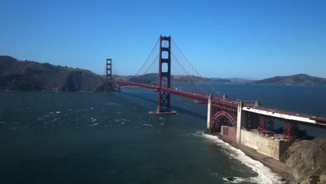 la torre golden gate se muestra en imágenes de drones, aéreas y cinematográficas del puente de san francisco.