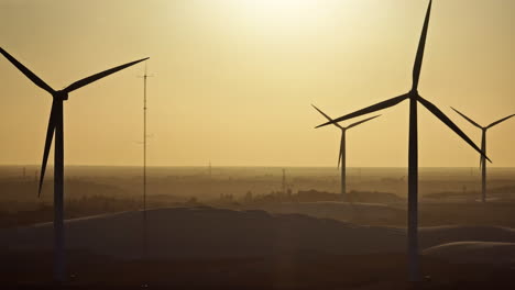 Malerische-Sonnenuntergangsaufnahme-Von-Windturbinen-Während-Eines-Windigen-Sonnenuntergangs-In-Brasilien