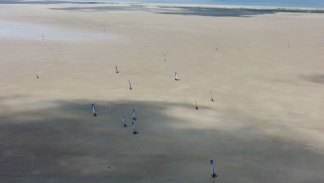 Drohnen-Erschossen-Menschen,-Die-Beim-Segeln-Oder-Strandsegeln-Mit-Blokarts-Am-Strand-Landen